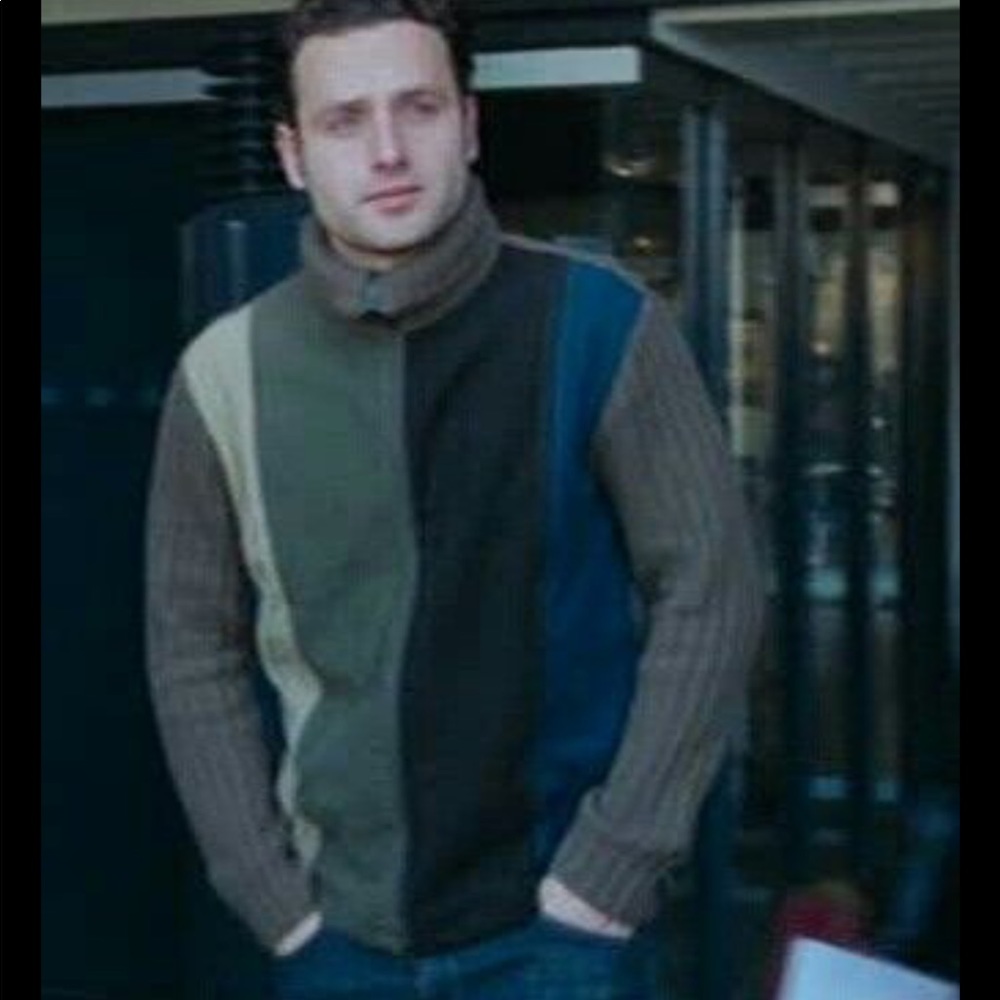 Looking fit this sweater size large